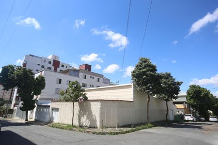 Casa para alugar com 250m², 4 quartos e 3 vagasFachada