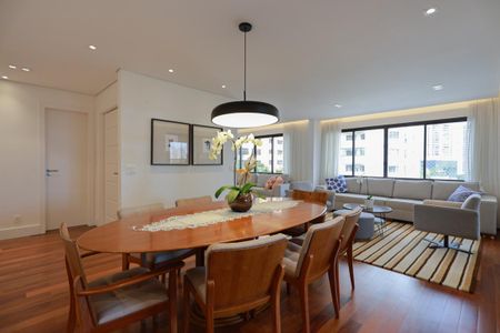 Apartamento à venda com 233m², 5 quartos e 4 vagas Apartamento à venda com 233m², 5 quartos e 4 vagasSala de estar e jantar