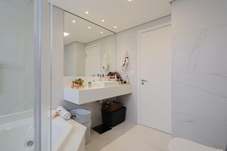 Apartamento à venda com 233m², 5 quartos e 4 vagas Apartamento à venda com 233m², 5 quartos e 4 vagasBanheiro da Suíte 1