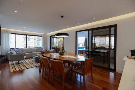 Apartamento à venda com 233m², 5 quartos e 4 vagas Apartamento à venda com 233m², 5 quartos e 4 vagasSala de estar e jantar