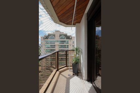 Apartamento à venda com 233m², 5 quartos e 4 vagas Apartamento à venda com 233m², 5 quartos e 4 vagasVaranda da Suíte 1