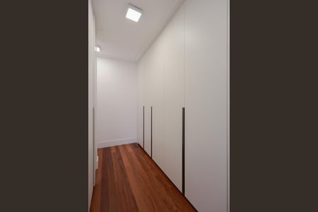 Apartamento à venda com 233m², 5 quartos e 4 vagas Apartamento à venda com 233m², 5 quartos e 4 vagasCloset da Suíte 1