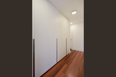 Apartamento à venda com 233m², 5 quartos e 4 vagas Apartamento à venda com 233m², 5 quartos e 4 vagasCloset da Suíte 1
