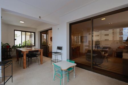 Apartamento à venda com 233m², 5 quartos e 4 vagas Apartamento à venda com 233m², 5 quartos e 4 vagasVaranda gourmet