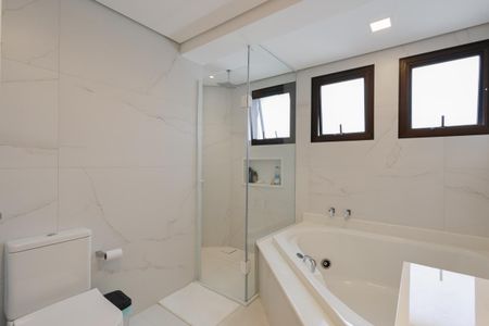 Apartamento à venda com 233m², 5 quartos e 4 vagas Apartamento à venda com 233m², 5 quartos e 4 vagasBanheiro da Suíte 1