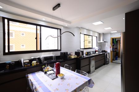 Apartamento à venda com 210m², 4 quartos e 4 vagasCozinha