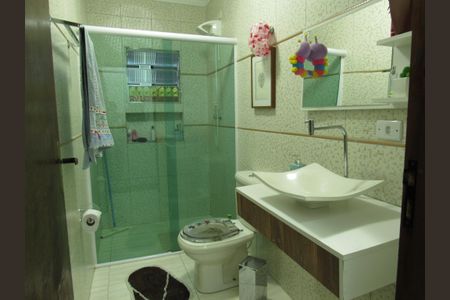 Casa à venda com 242m², 4 quartos e 4 vagasBanheiro 2