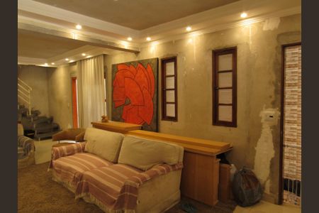 Casa à venda com 242m², 4 quartos e 4 vagasSala