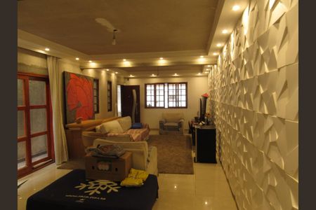 Casa à venda com 242m², 4 quartos e 4 vagasSala