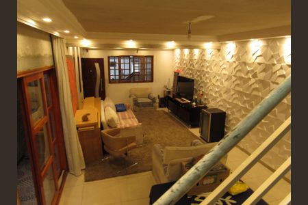 Casa à venda com 242m², 4 quartos e 4 vagasSala