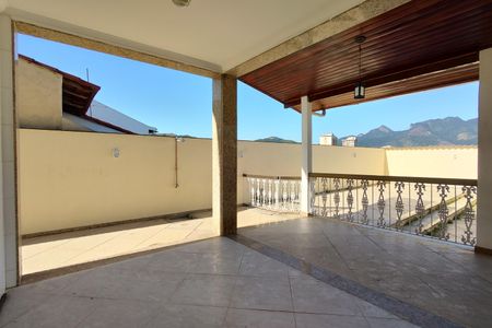 Casa à venda com 363m², 3 quartos e 4 vagasQuintal