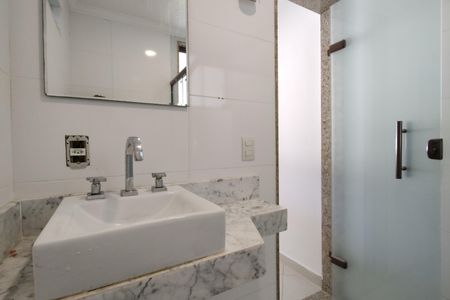 Casa à venda com 363m², 3 quartos e 4 vagasSuíte 2 Banheiro