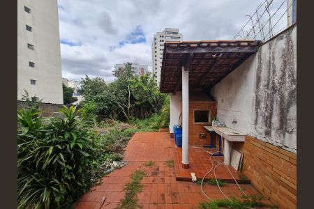Casa à venda com 492m², 2 quartos e 5 vagasChurrasqueira e quintal dos fundos