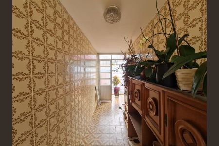 Casa à venda com 492m², 2 quartos e 5 vagasCorredor acesso a Porta da sala