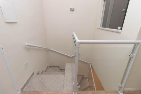 Casa à venda com 100m², 3 quartos e 2 vagasEscada