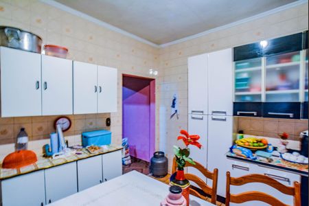 Casa à venda com 240m², 2 quartos e 2 vagasCozinha e Área de Serviço