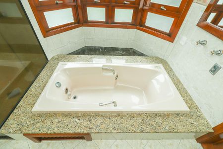 Apartamento à venda com 237m², 3 quartos e 2 vagasBanheiro da Suíte