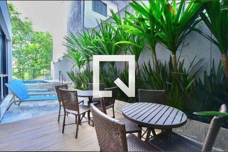 Studio à venda com 28m², 1 quarto e sem vaga Studio à venda com 28m², 1 quarto e sem vagaÁrea comum - Piscina