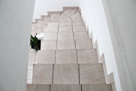 Casa à venda com 250m², 3 quartos e 3 vagasEscada acesso a Suíte 2