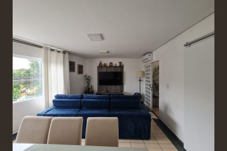 Casa à venda com 250m², 3 quartos e 3 vagas Casa à venda com 250m², 3 quartos e 3 vagasSala e Sala de Jantar