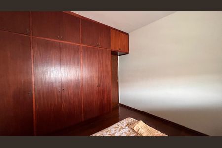 Casa à venda com 376m², 2 quartos e 2 vagas Casa à venda com 376m², 2 quartos e 2 vagasQuarto 2