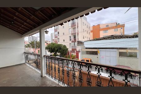 Casa à venda com 376m², 2 quartos e 2 vagas Casa à venda com 376m², 2 quartos e 2 vagasVaranda