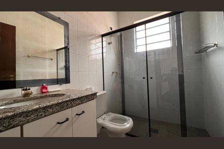 Casa à venda com 376m², 2 quartos e 2 vagas Casa à venda com 376m², 2 quartos e 2 vagasBanheiro
