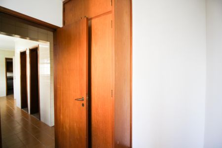 Apartamento à venda com 240m², 3 quartos e 4 vagas Apartamento à venda com 240m², 3 quartos e 4 vagasQuarto de Serviço