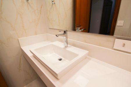 Apartamento à venda com 240m², 3 quartos e 4 vagas Apartamento à venda com 240m², 3 quartos e 4 vagasBanheiro da Suíte 1