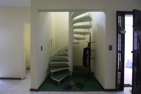 Casa à venda com 200m², 3 quartos e 2 vagasEscada