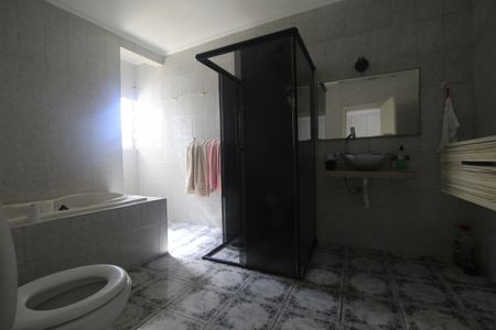 Casa à venda com 200m², 3 quartos e 2 vagasBanheiro da Suíte