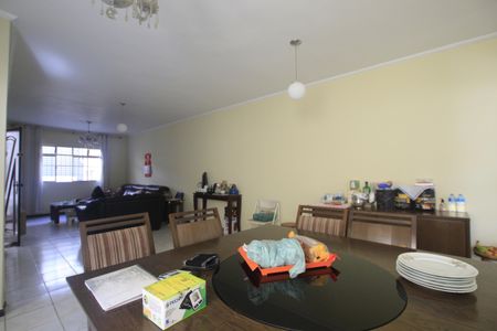 Casa à venda com 200m², 3 quartos e 2 vagasSala