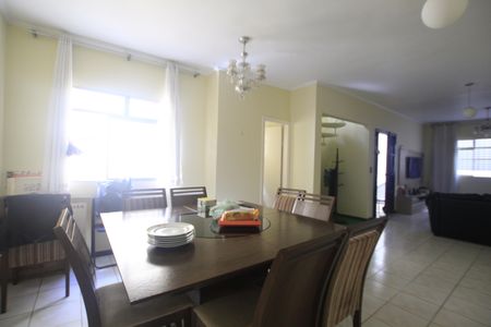 Casa à venda com 200m², 3 quartos e 2 vagasSala
