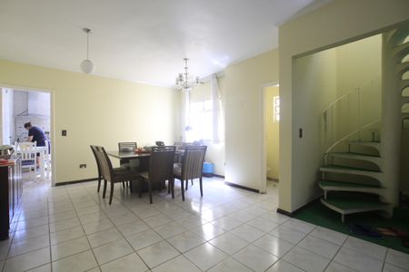 Casa à venda com 200m², 3 quartos e 2 vagasSala