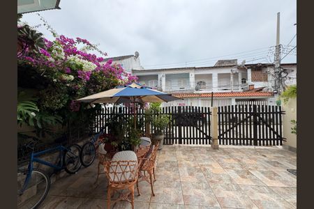 Casa de condomínio para alugar com 300m², 4 quartos e 3 vagasÁrea externa