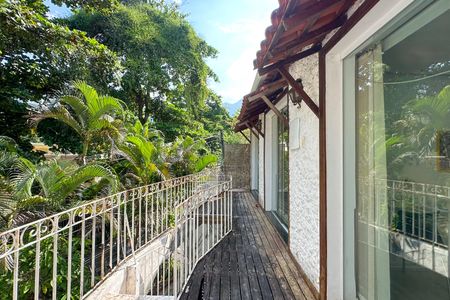 Casa à venda com 350m², 5 quartos e 1 vaga Casa à venda com 350m², 5 quartos e 1 vagaQuintal - Deck