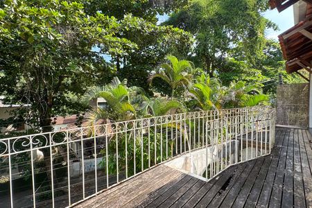 Casa à venda com 350m², 5 quartos e 1 vaga Casa à venda com 350m², 5 quartos e 1 vagaQuintal - Deck