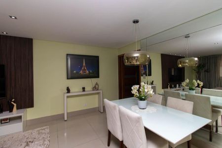 Casa à venda com 330m², 3 quartos e 5 vagasSala