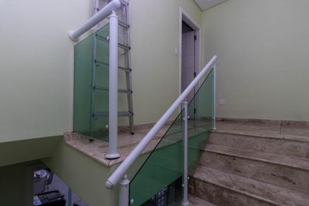 Casa à venda com 330m², 3 quartos e 5 vagasEscada