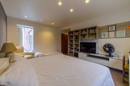 Casa para alugar com 450m², 4 quartos e 6 vagas Casa para alugar com 450m², 4 quartos e 6 vagasSuíte