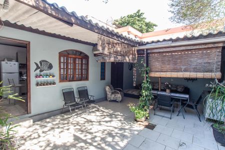 Casa à venda com 286m², 3 quartos e 6 vagas Casa à venda com 286m², 3 quartos e 6 vagasQuintal