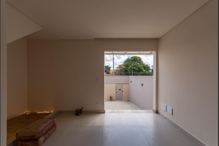 Casa à venda com 108m², 3 quartos e 3 vagas Casa à venda com 108m², 3 quartos e 3 vagasEntrada