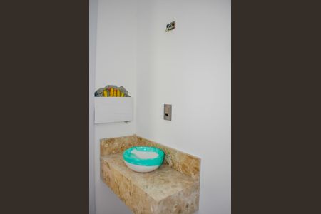 Casa de condomínio à venda com 177m², 3 quartos e 2 vagasBanheiro de Serviço