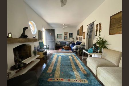 Casa à venda com 250m², 5 quartos e 2 vagas Casa à venda com 250m², 5 quartos e 2 vagasSala