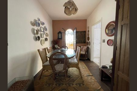 Casa à venda com 250m², 5 quartos e 2 vagas Casa à venda com 250m², 5 quartos e 2 vagasSala de Jantar