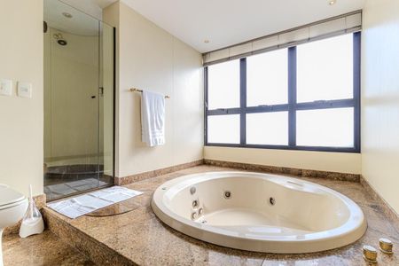 Apartamento para alugar com 326m², 3 quartos e 3 vagas Apartamento para alugar com 326m², 3 quartos e 3 vagasBanheiro da Suíte 3