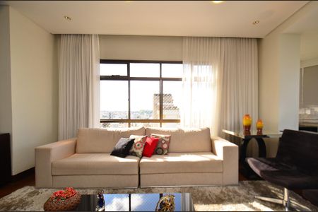 Apartamento à venda com 330m², 4 quartos e 4 vagas Apartamento à venda com 330m², 4 quartos e 4 vagasSala de estar