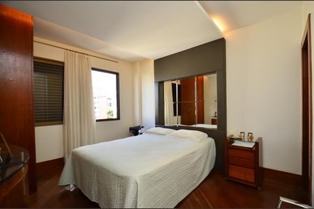 Apartamento à venda com 330m², 4 quartos e 4 vagas Apartamento à venda com 330m², 4 quartos e 4 vagasSuíte