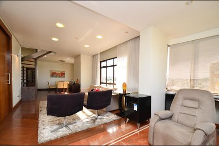 Apartamento à venda com 330m², 4 quartos e 4 vagas Apartamento à venda com 330m², 4 quartos e 4 vagasSala de estar