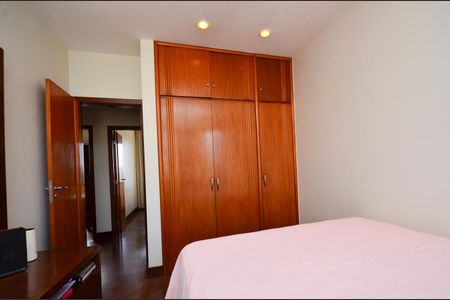 Apartamento à venda com 330m², 4 quartos e 4 vagas Apartamento à venda com 330m², 4 quartos e 4 vagasQuarto 2